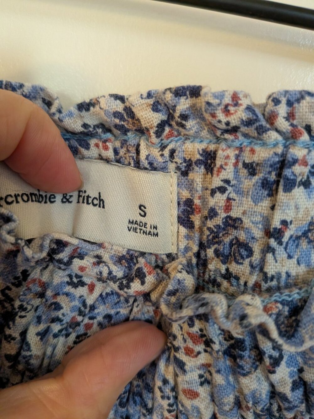 Abercrombie and Fitch blue floral linen blend shorts - Picture 3 of 3